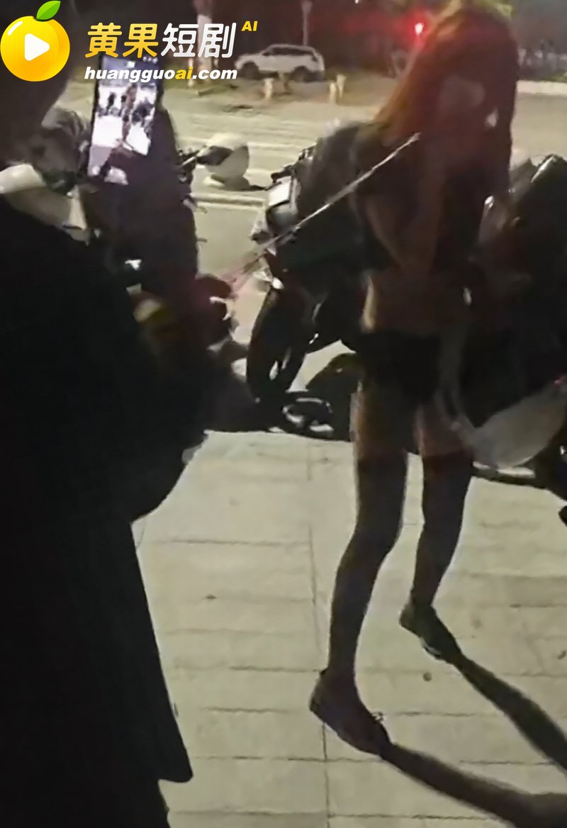 花季少女街头栓绳跪爬 机车小伙公开调教 视频流出全网刷屏 尺度炸裂