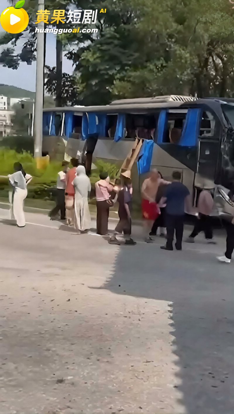 广东潮州 溪口路段大货车激战旅游大巴 惨烈碰撞导致6死21伤 细节曝光