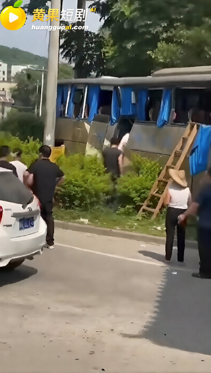 广东潮州 溪口路段大货车激战旅游大巴 惨烈碰撞导致6死21伤 细节曝光