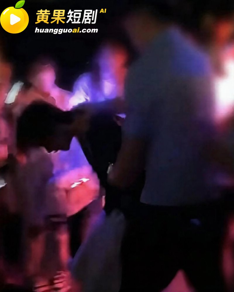 重庆时代峰峻冲突后续 双标行为引发男女对立 涉事人员身份被实锤曝光
