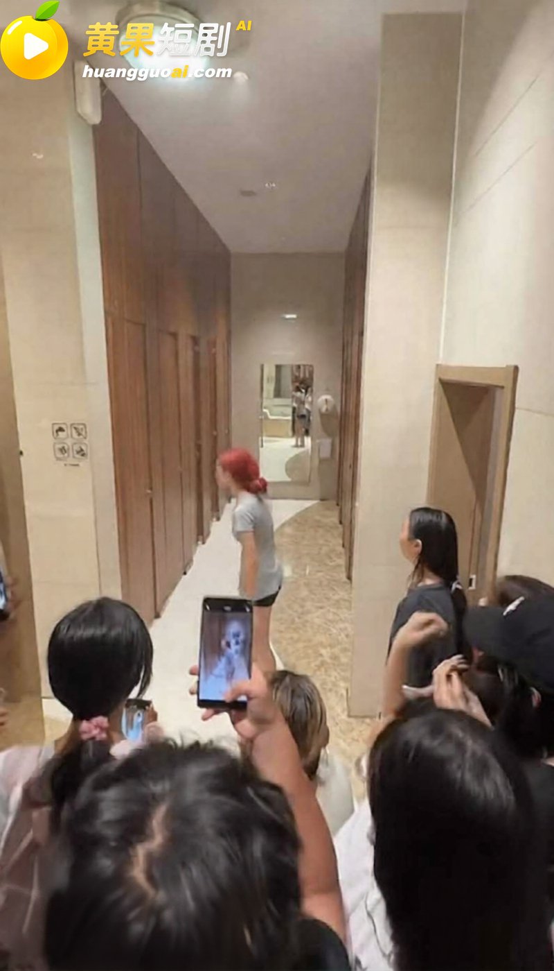 温州瑞安吾悦广场红发女子胡伊洋 现场发疯拉扯 爆料欠钱不还 偷窃实锤