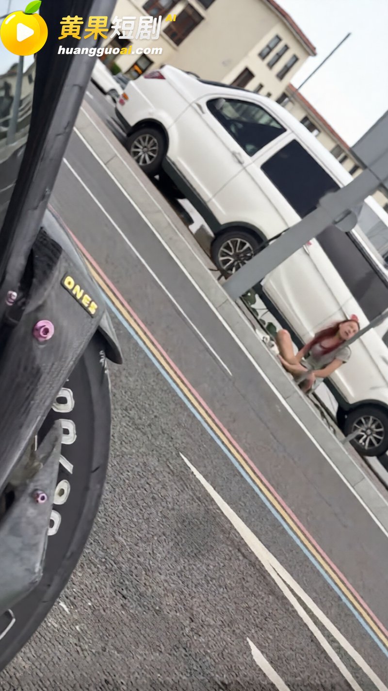 温州瑞安吾悦广场红发女子胡伊洋 现场发疯拉扯 爆料欠钱不还 偷窃实锤