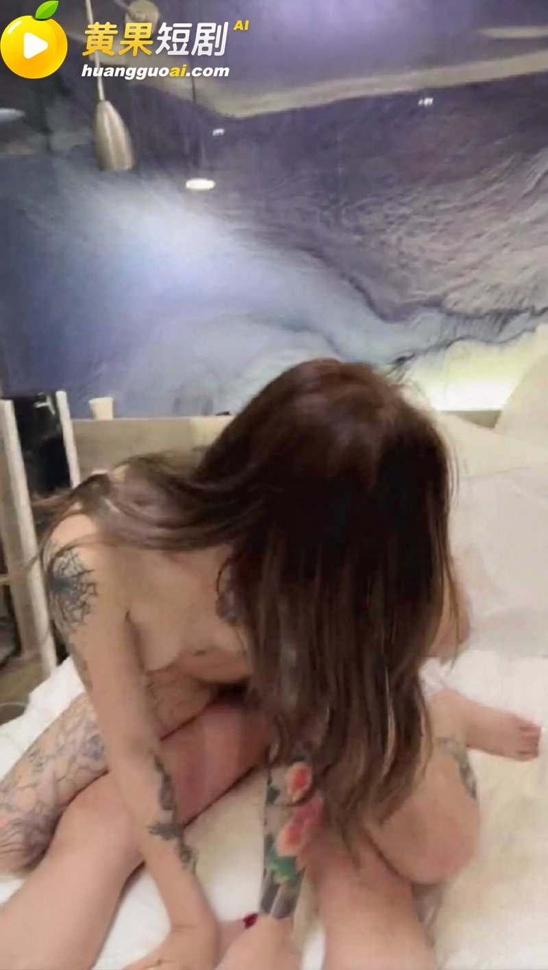 花臂高颜值精神小妹 竟带闺蜜下海直播 遭遇数名小伙轮流无套激情抽插 爆出实锤