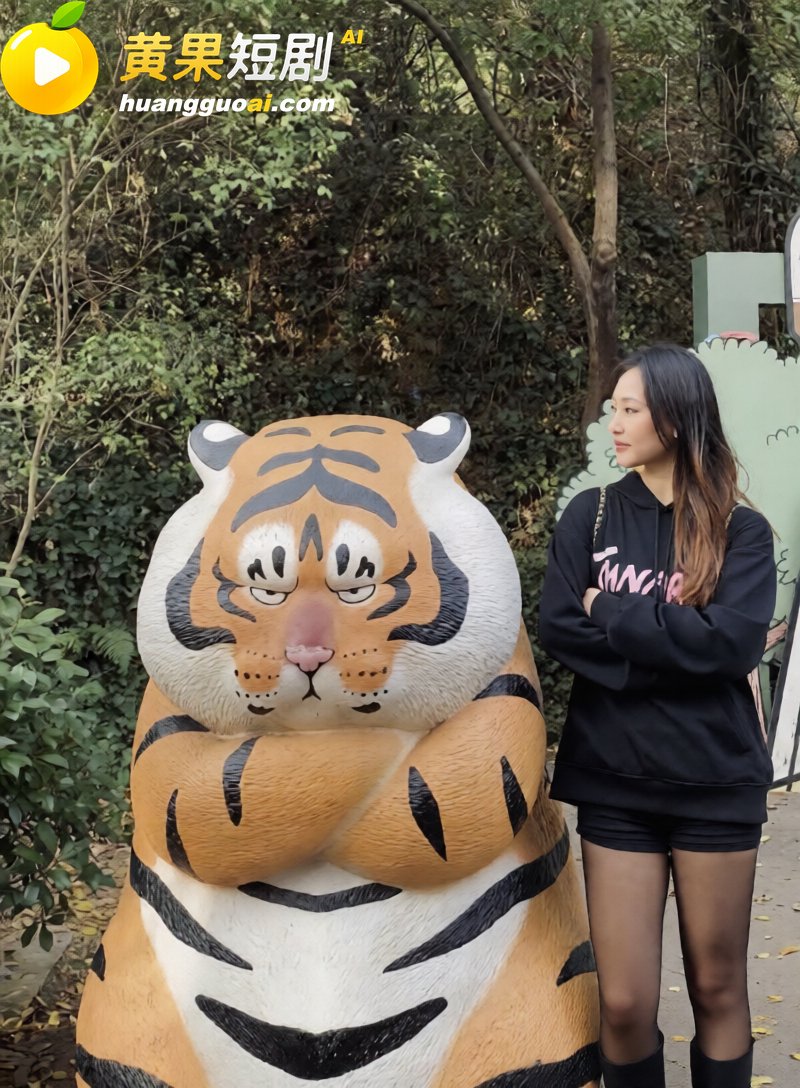 高颜值精神小妹酒店约炮 穿着开裆黑丝被大叔猛操 画面反差拉满