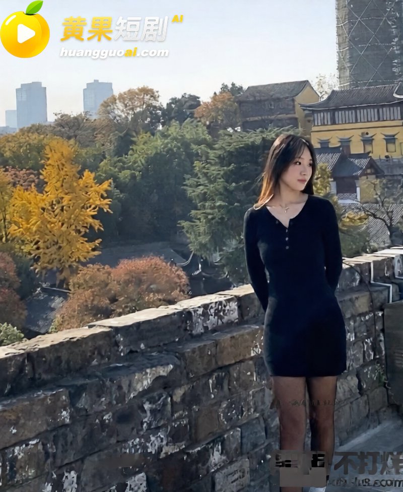 高颜值精神小妹酒店约炮 穿着开裆黑丝被大叔猛操 画面反差拉满