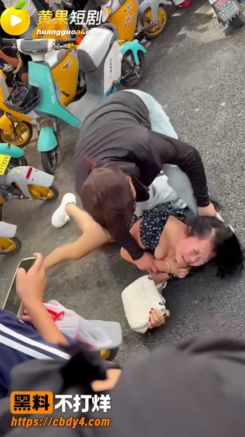 8月29日河北保定高阳大世界 原配当街抓小三 小三内裤都被扒了当街暴打求饶