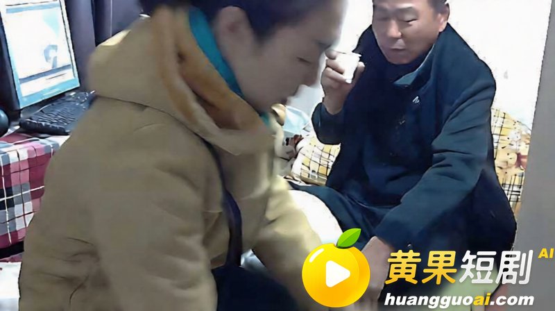 家庭摄像头破解真实偷拍 大叔看黄片约老相好 衣服都没脱完就骑上去了