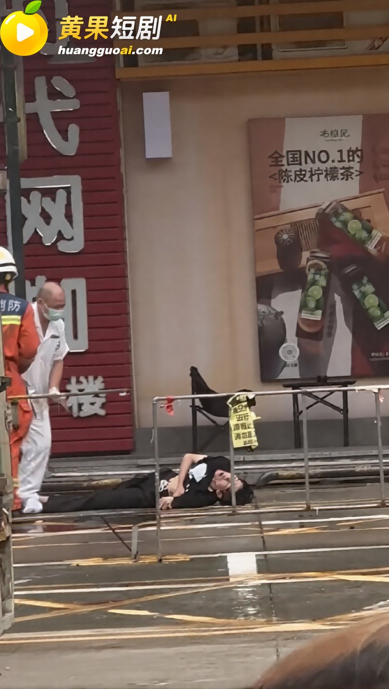 江门开平步行街突发 车主因非法改装九号电动车被交警依法查扣 竟爬高楼以死相逼