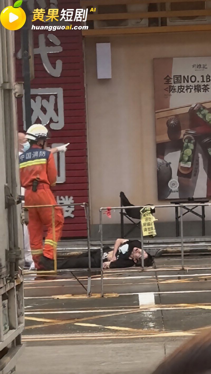 江门开平步行街突发 车主因非法改装九号电动车被交警依法查扣 竟爬高楼以死相逼
