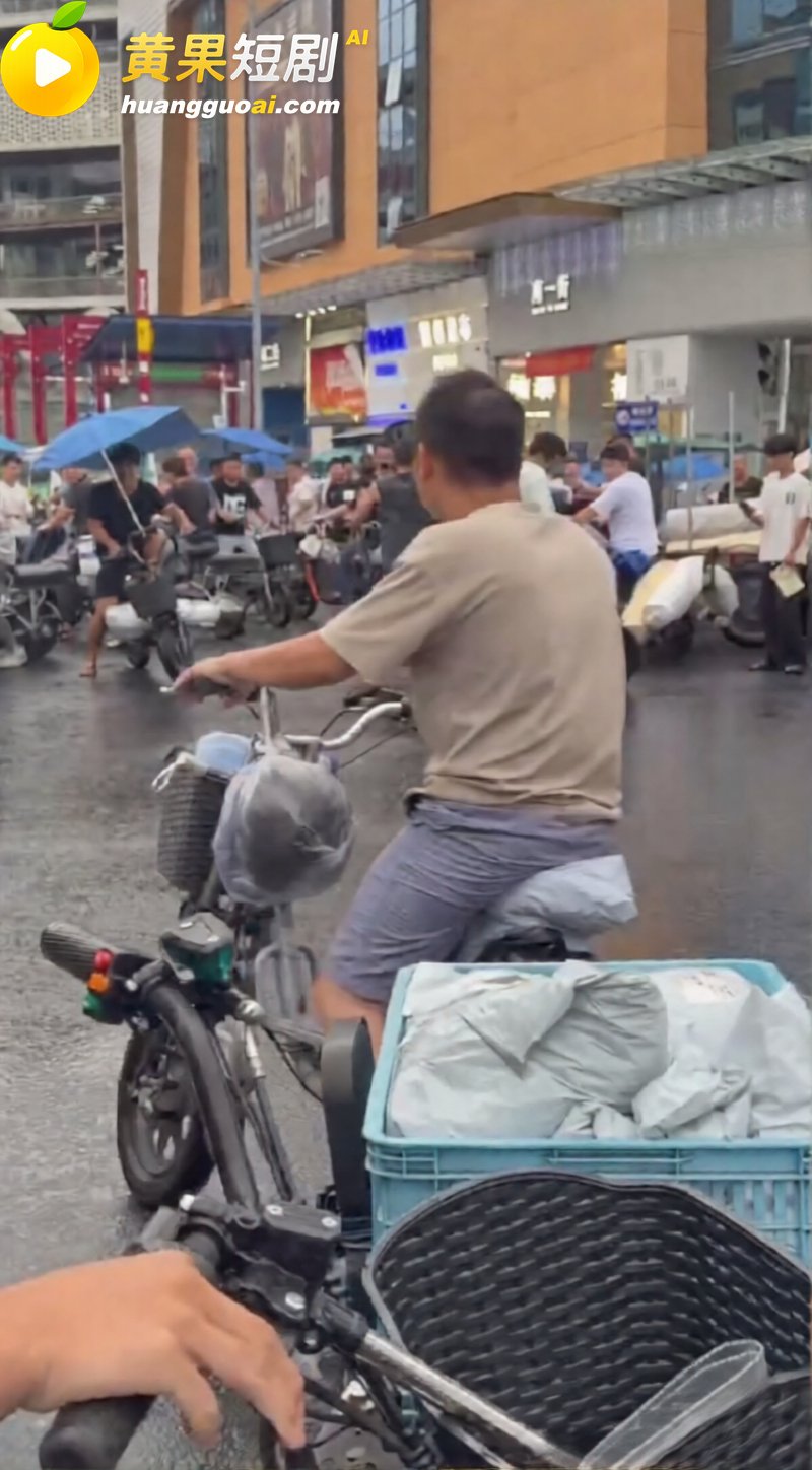 广州中大 雨天街头打架事件 两人在积水里扭打 情绪激动完全停不下来