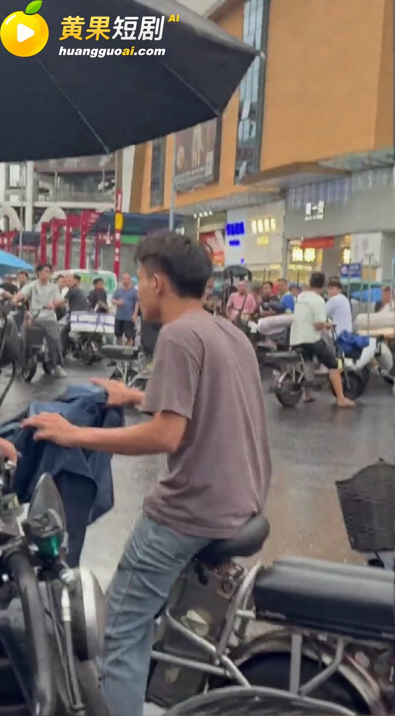 广州中大 雨天街头打架事件 两人在积水里扭打 情绪激动完全停不下来