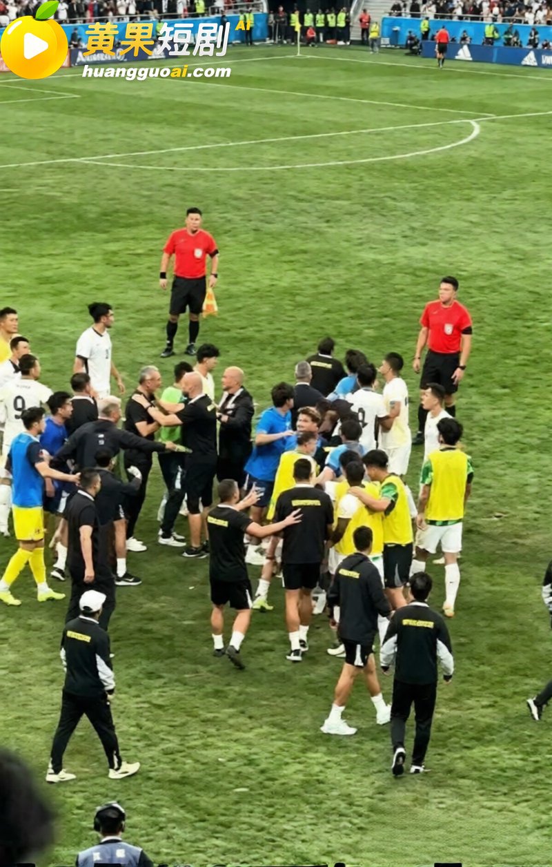 中超再现名场面 大连英博VS北京国安 爆发大规模冲突 导播火速切镜静音！