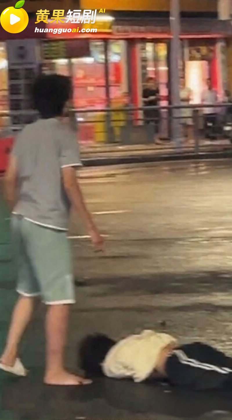 精神小伙雨夜飙车酿严重车祸 车辆损毁遍地残骸 这架势怕是捡不起来了