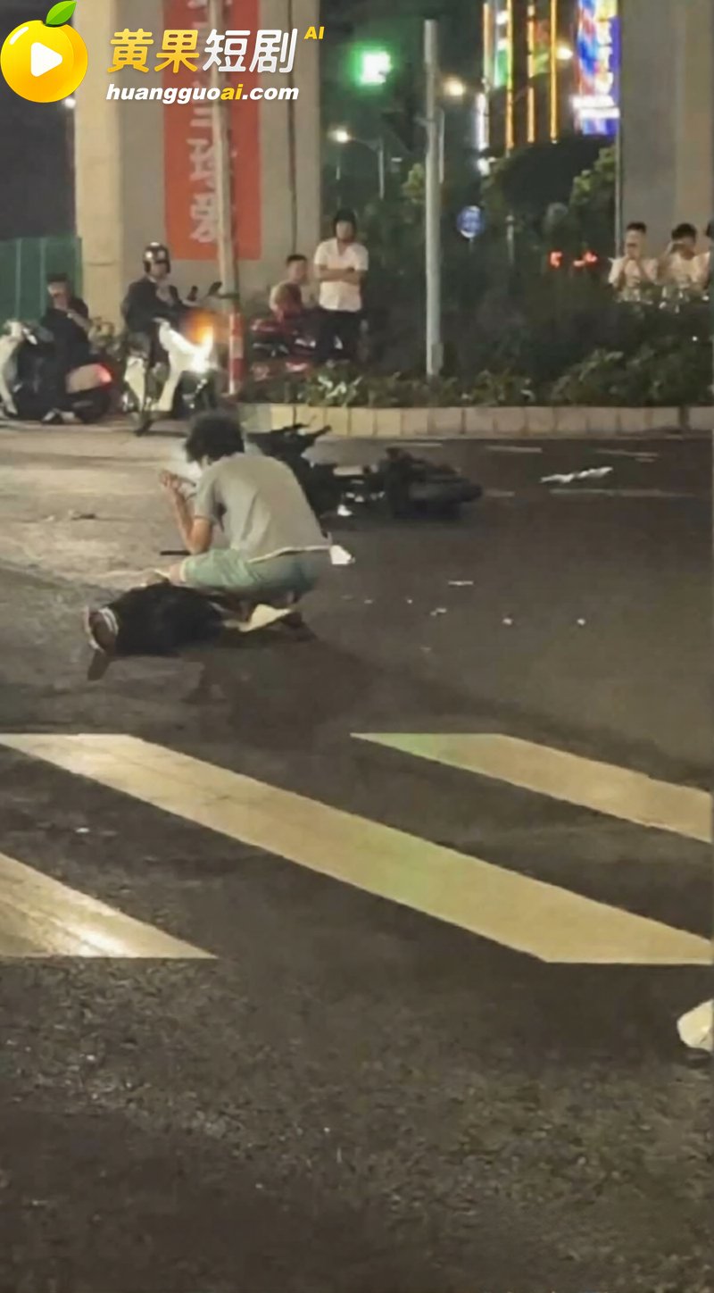 精神小伙雨夜飙车酿严重车祸 车辆损毁遍地残骸 这架势怕是捡不起来了
