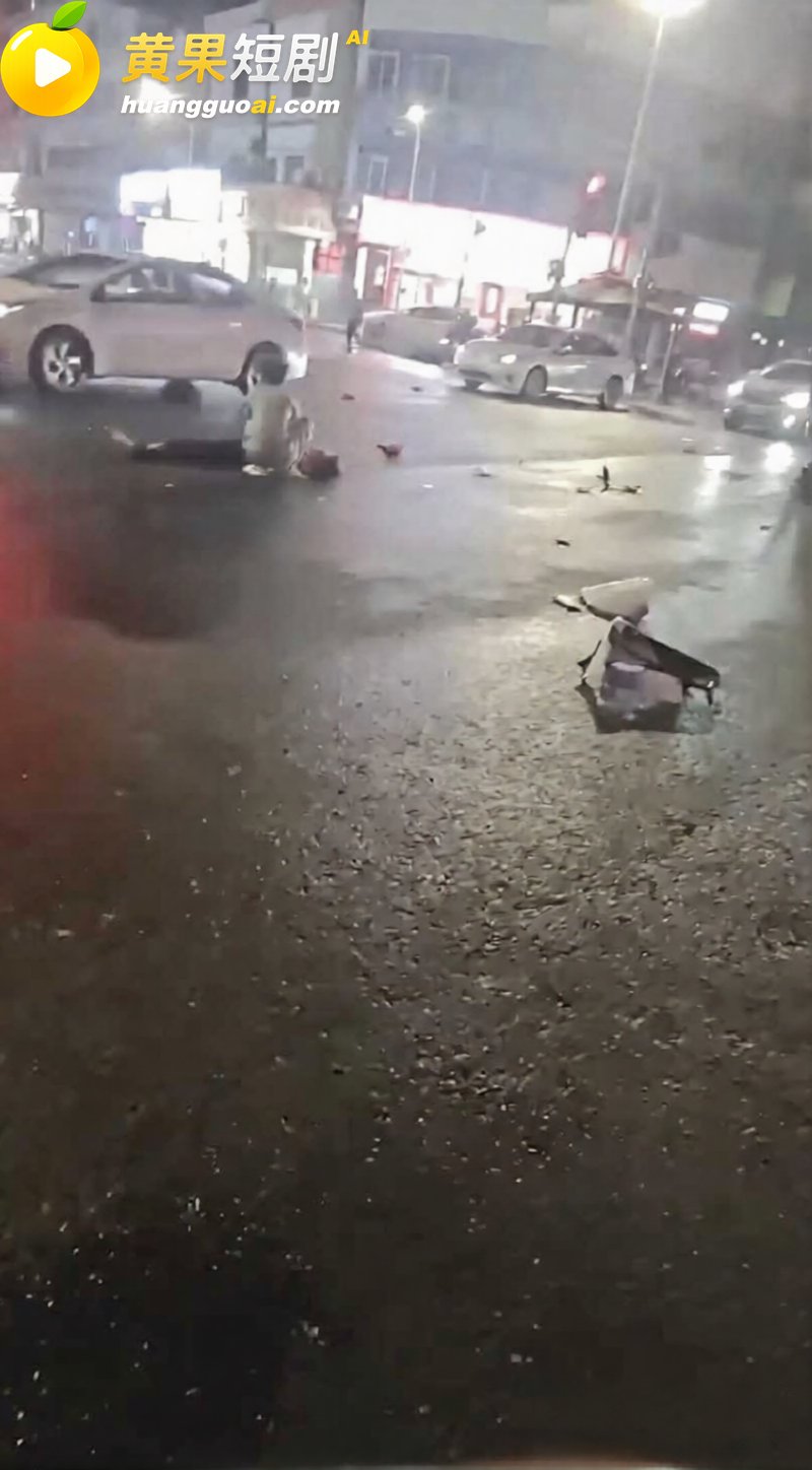 精神小伙雨夜飙车酿严重车祸 车辆损毁遍地残骸 这架势怕是捡不起来了