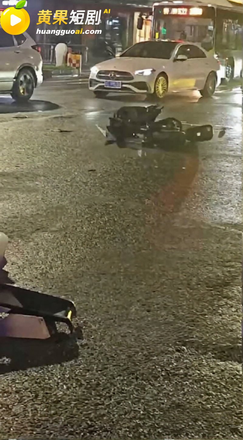 精神小伙雨夜飙车酿严重车祸 车辆损毁遍地残骸 这架势怕是捡不起来了
