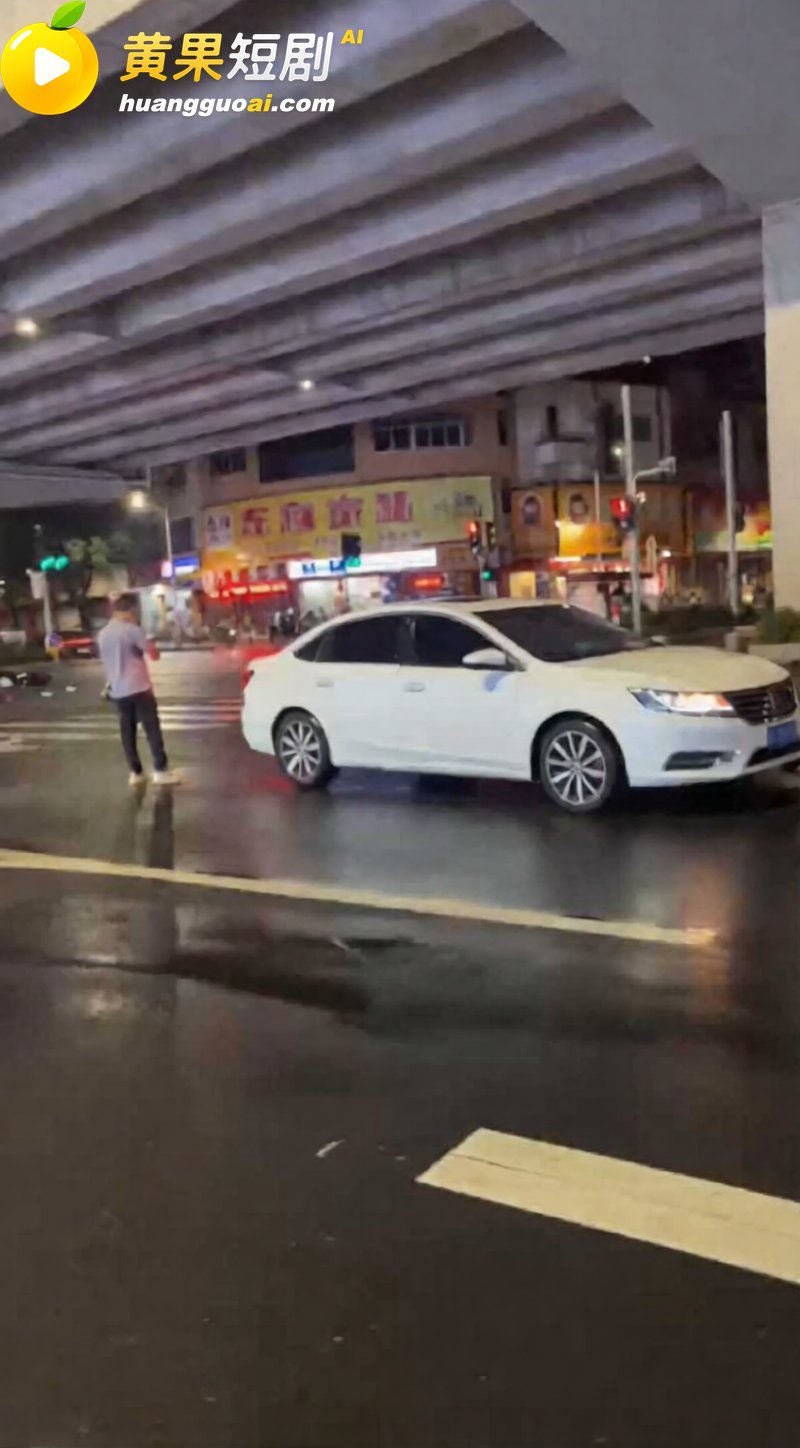 精神小伙雨夜飙车酿严重车祸 车辆损毁遍地残骸 这架势怕是捡不起来了