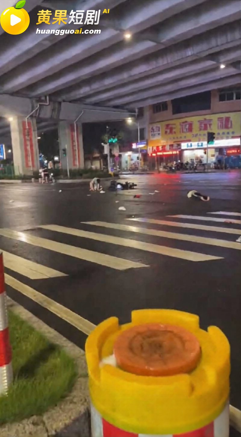 精神小伙雨夜飙车酿严重车祸 车辆损毁遍地残骸 这架势怕是捡不起来了