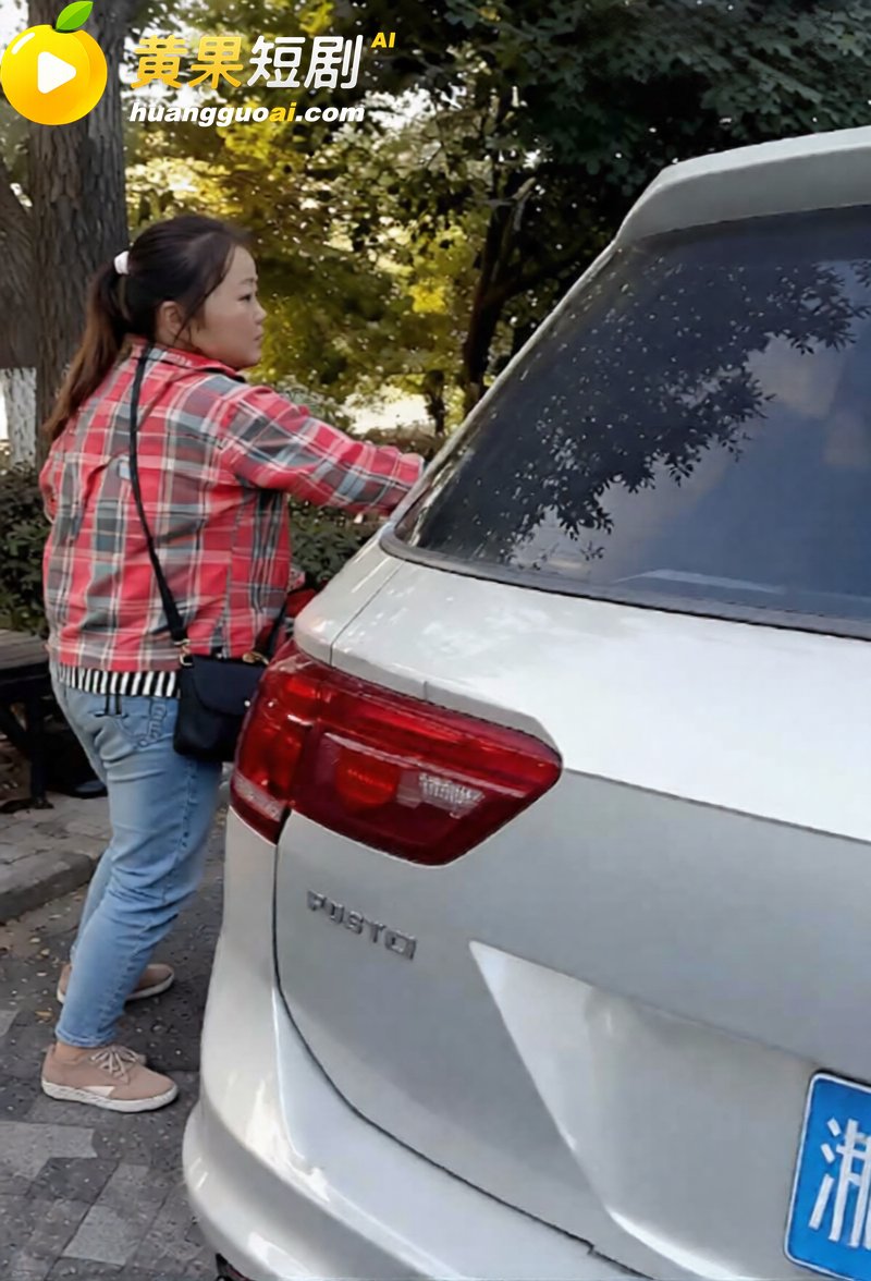 湖州西山漾惊爆车震抓奸好戏 疑似老头车震儿媳 女方被抓现场裸奔 更有偷情私拍全网炸裂!