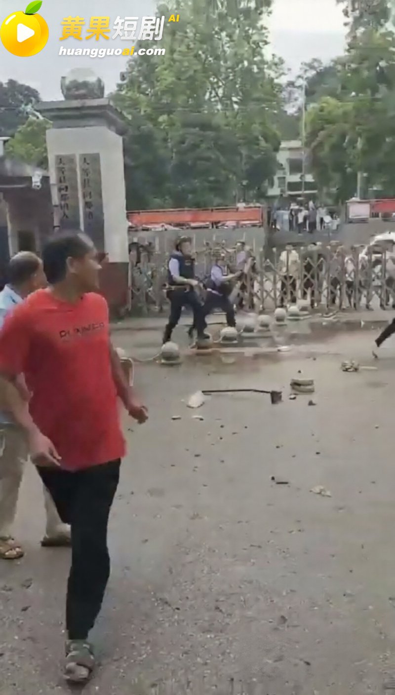 广西崇左当地热门事件 两名当地村民因山林 土地纠纷在镇政府门前持刀互砍