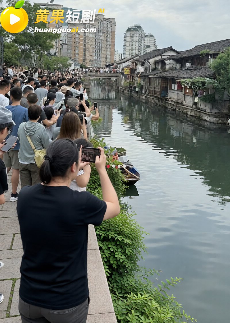 浙江葫芦娃爷爷亲手剪掉7个葫芦 游客挤爆临水巷 毫无边界行为 让童话提前落幕！