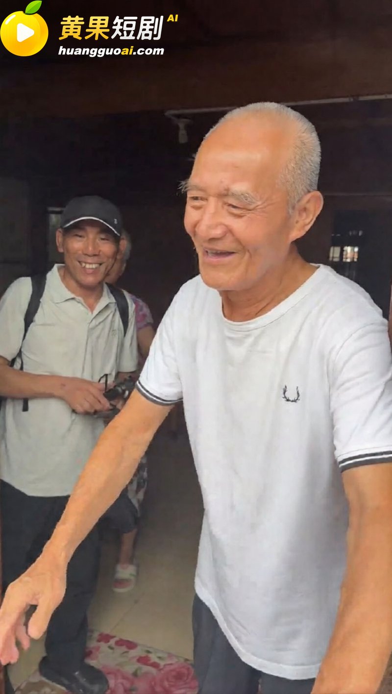 浙江葫芦娃爷爷亲手剪掉7个葫芦 游客挤爆临水巷 毫无边界行为 让童话提前落幕！