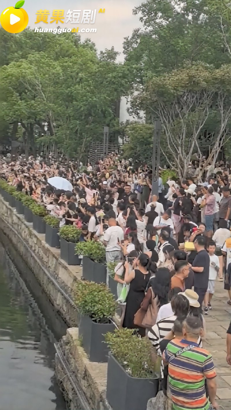 浙江葫芦娃爷爷亲手剪掉7个葫芦 游客挤爆临水巷 毫无边界行为 让童话提前落幕！