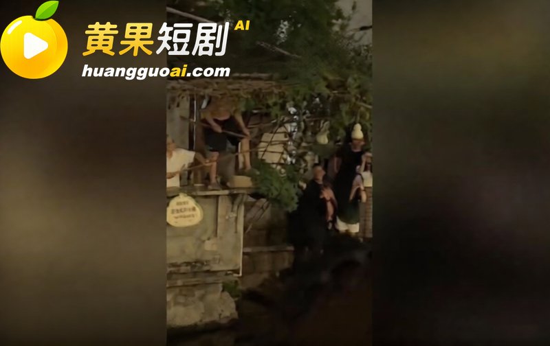浙江葫芦娃爷爷亲手剪掉7个葫芦 游客挤爆临水巷 毫无边界行为 让童话提前落幕！