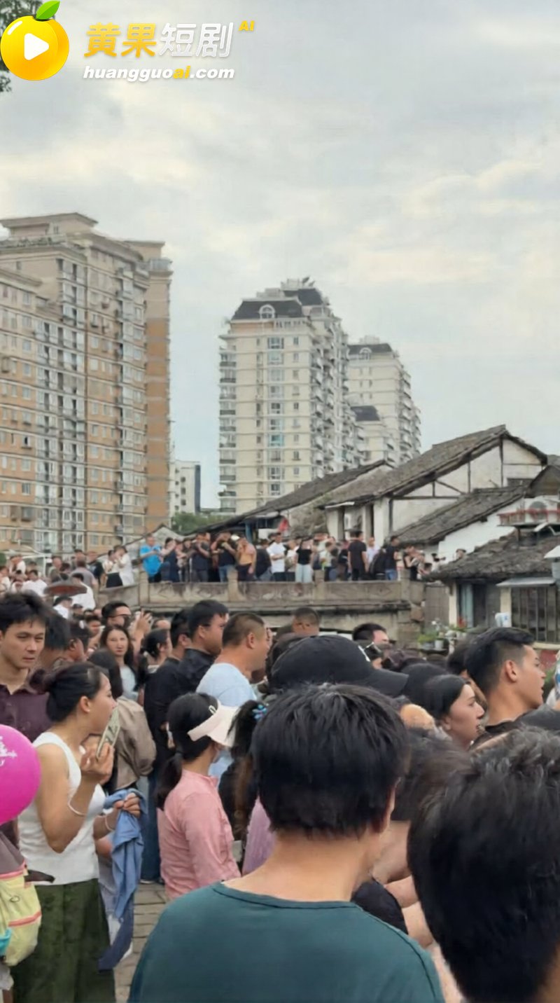浙江葫芦娃爷爷亲手剪掉7个葫芦 游客挤爆临水巷 毫无边界行为 让童话提前落幕！
