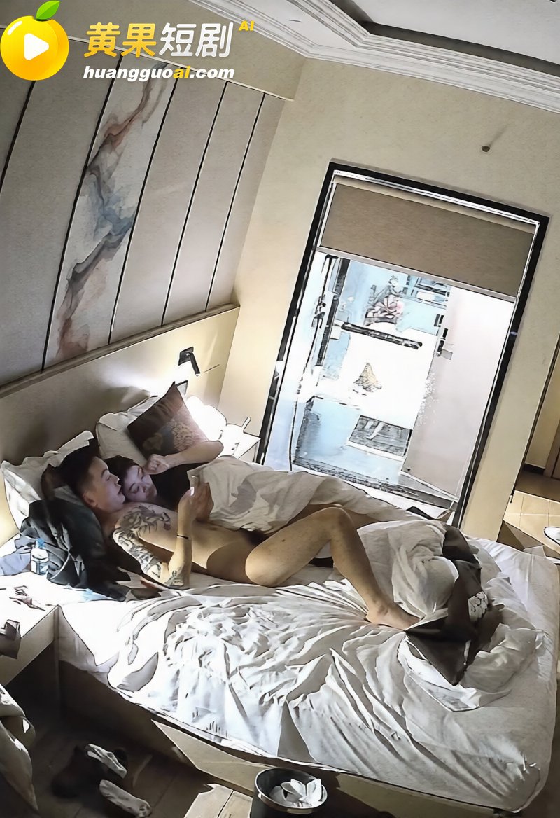 钟点房偷拍绝美少妇出轨 自带开裆黑丝取悦炮友 刚被射完又求着要 连干两炮才满足