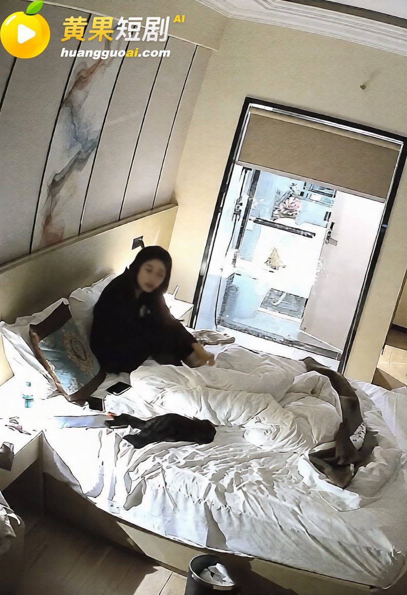 钟点房偷拍绝美少妇出轨 自带开裆黑丝取悦炮友 刚被射完又求着要 连干两炮才满足