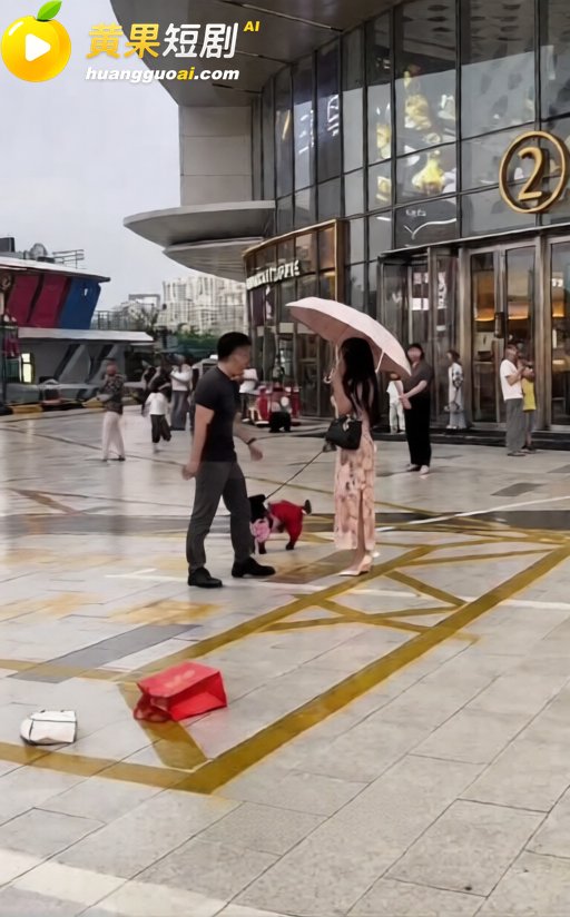 漳州商场门口当街对骂 男的怒问包包谁买的 自称活得不如一条狗