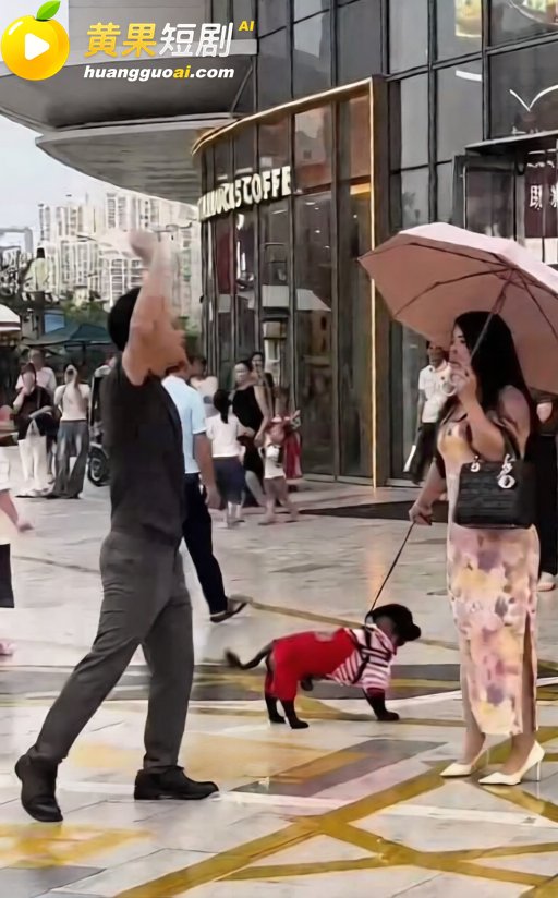 漳州商场门口当街对骂 男的怒问包包谁买的 自称活得不如一条狗
