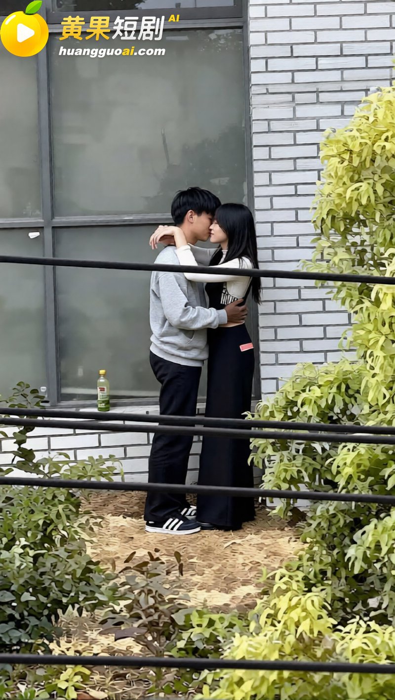 安徽蚌埠职教园教学楼 情侣户外口交惨遭偷拍 小伙现场为女友演示如何后入
