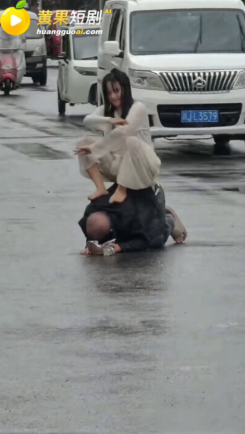 这是什么龟男 四川遂宁 中年夫妻雨中街头秀真爱 你想听那个爱情故事吗
