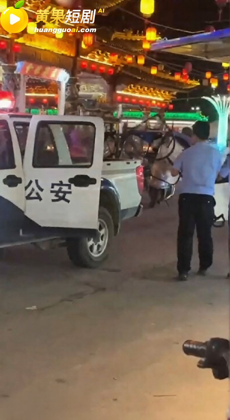 男子深夜醉酒拿两把刀街头狂舞 与警察对峙劈砍 这是受了多大刺激 当警察吃干饭的吗