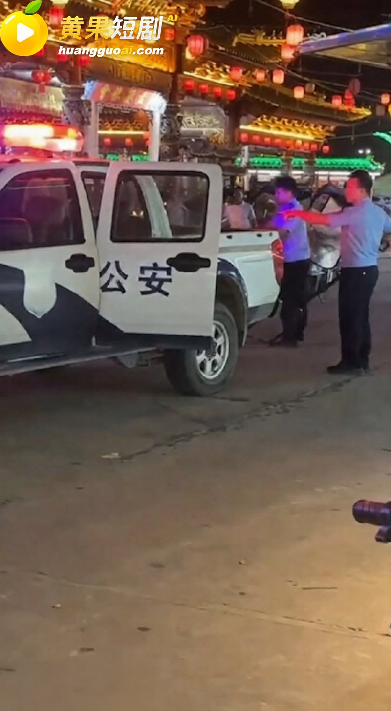 男子深夜醉酒拿两把刀街头狂舞 与警察对峙劈砍 这是受了多大刺激 当警察吃干饭的吗