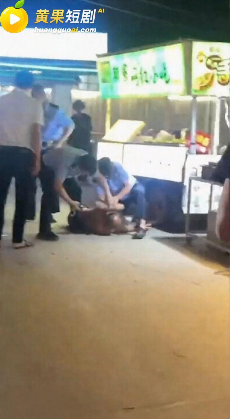 男子深夜醉酒拿两把刀街头狂舞 与警察对峙劈砍 这是受了多大刺激 当警察吃干饭的吗