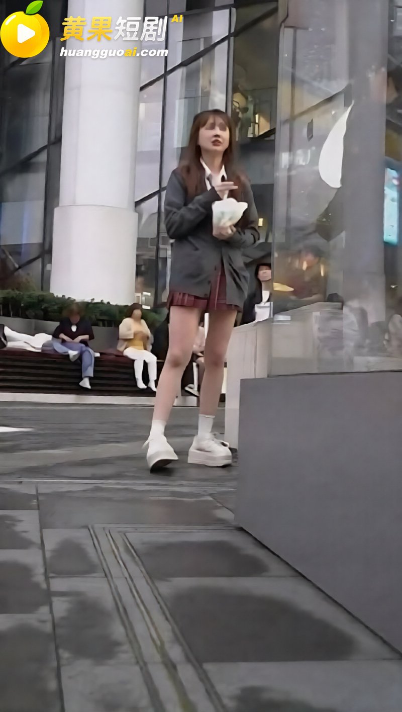华尔兹系列之JK女友 情侣边逛边聊被抄底 红裙一晃露个彻底