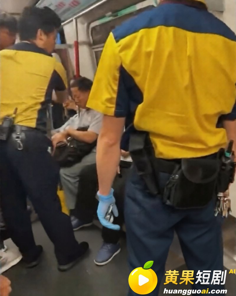 香港80岁色老头地铁动手骚扰女孩 引发全车公愤