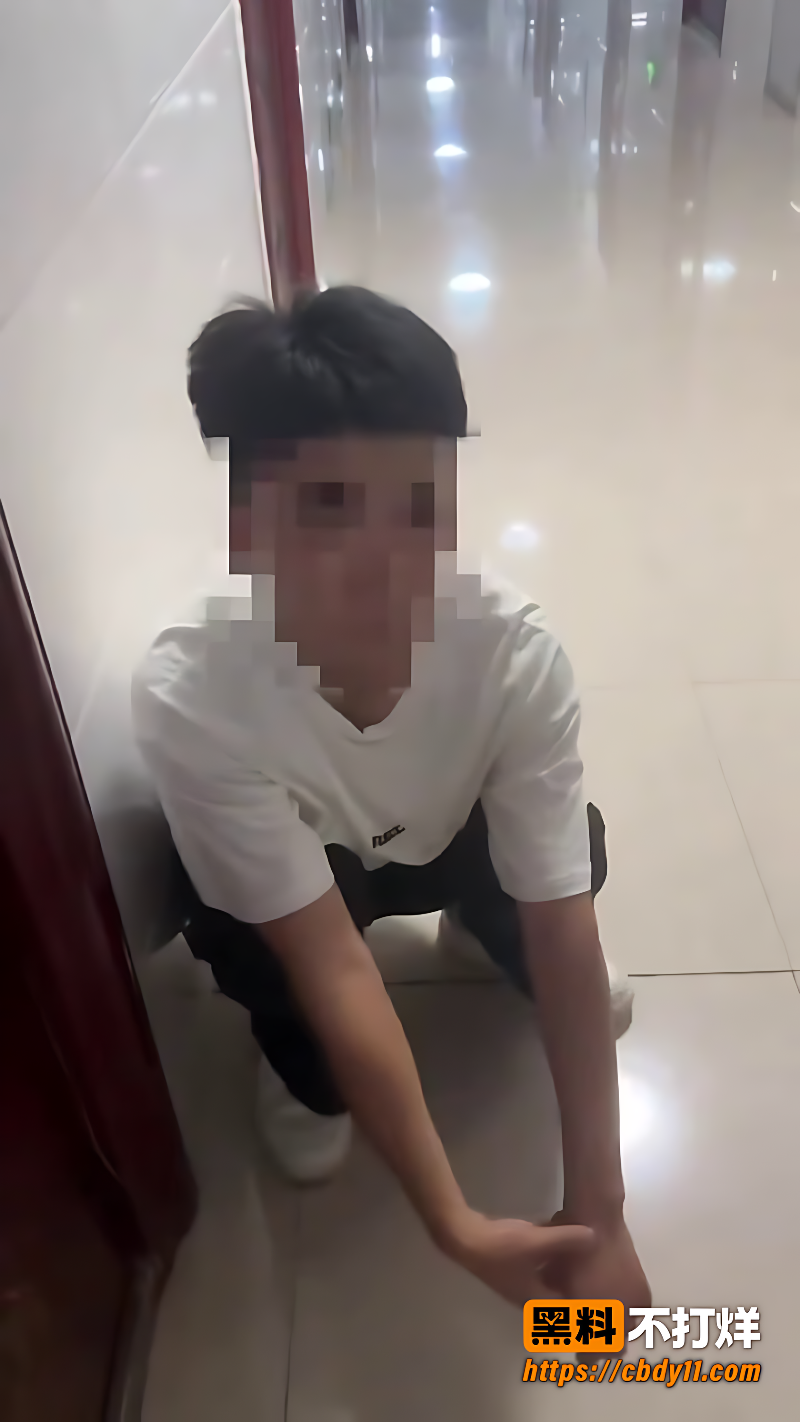 男子潜入女生宿舍偷内衣 现场被抓包跪地求饶 这怂货脸往哪搁啊