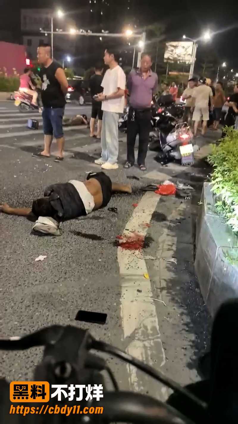 广东揭阳阳美保利一期 红绿灯岗发生严重车祸 有人挂球现场惨烈