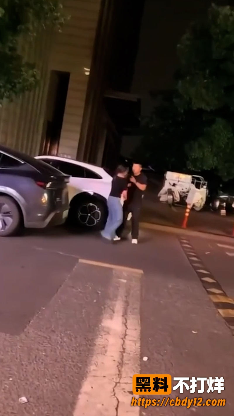 特斯拉车主老婆 深夜被小米车主约走 老公当场抓包拳打脚踢出轨女