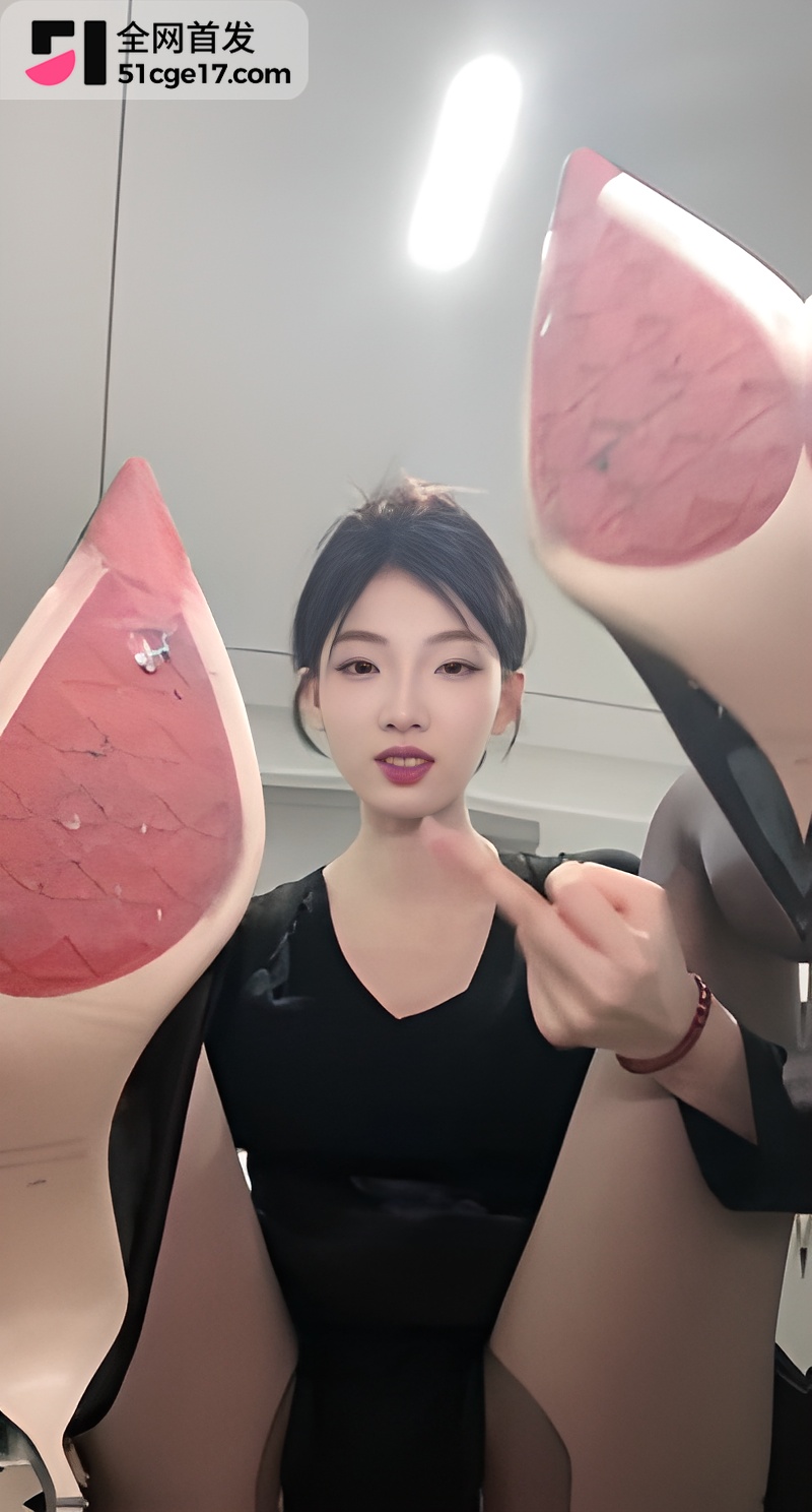 女主播 千千 直播上演寸止挑战 黑丝玉足挑逗辱骂调教 延迟控精玩坏你的肉棒