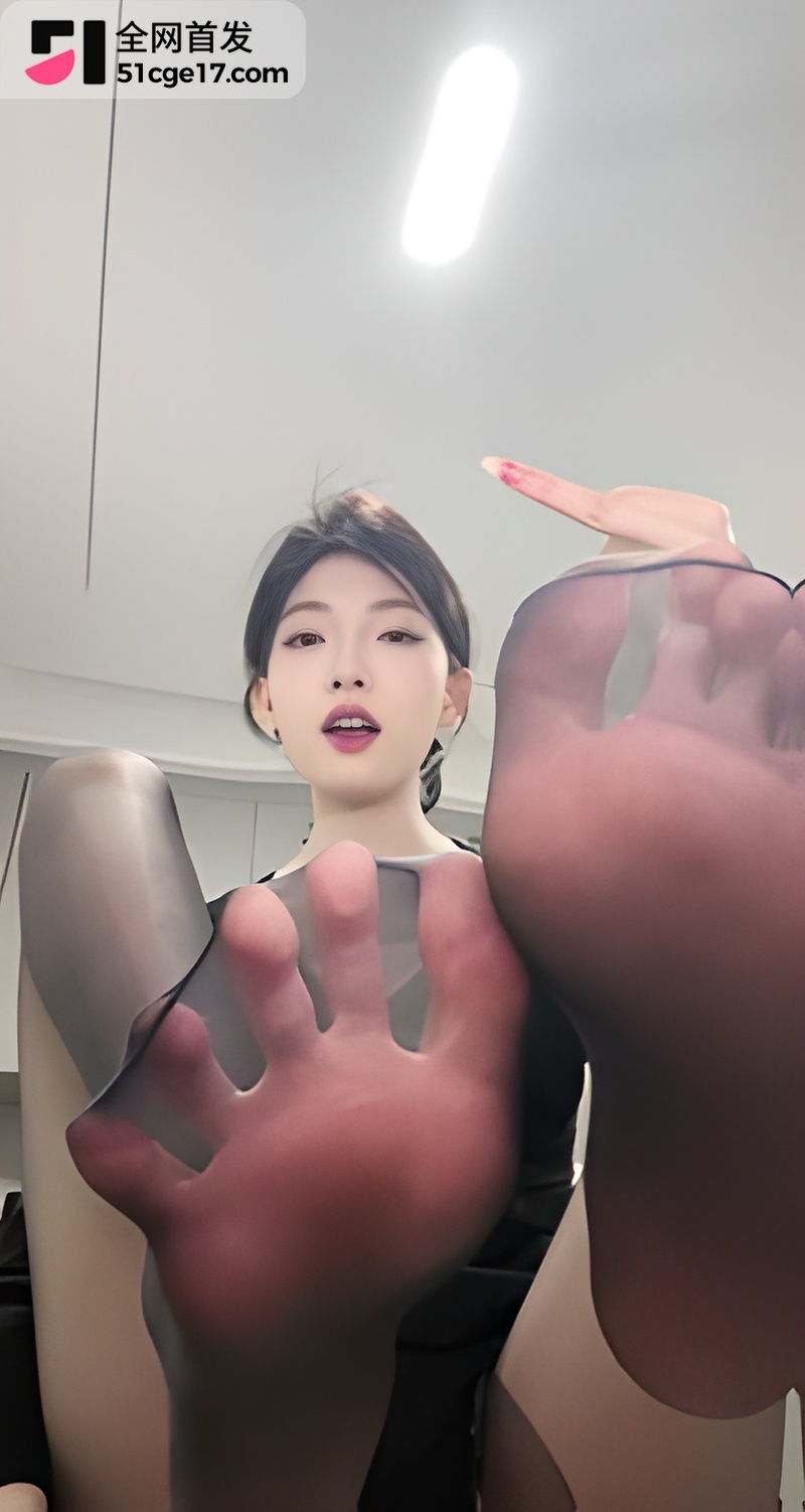 女主播 千千 直播上演寸止挑战 黑丝玉足挑逗辱骂调教 延迟控精玩坏你的肉棒