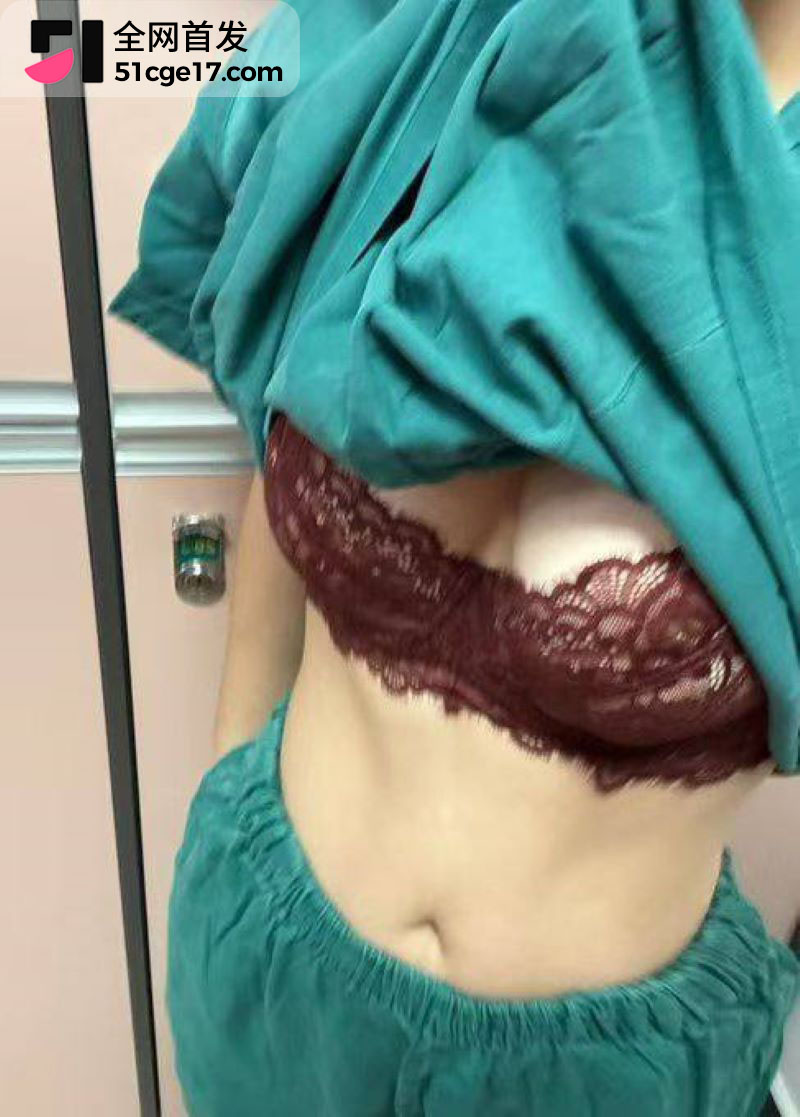体制内女医 陈一颖 诊室丝袜自拍流出 已婚微寡反差极大 双重生活惊呆众人!