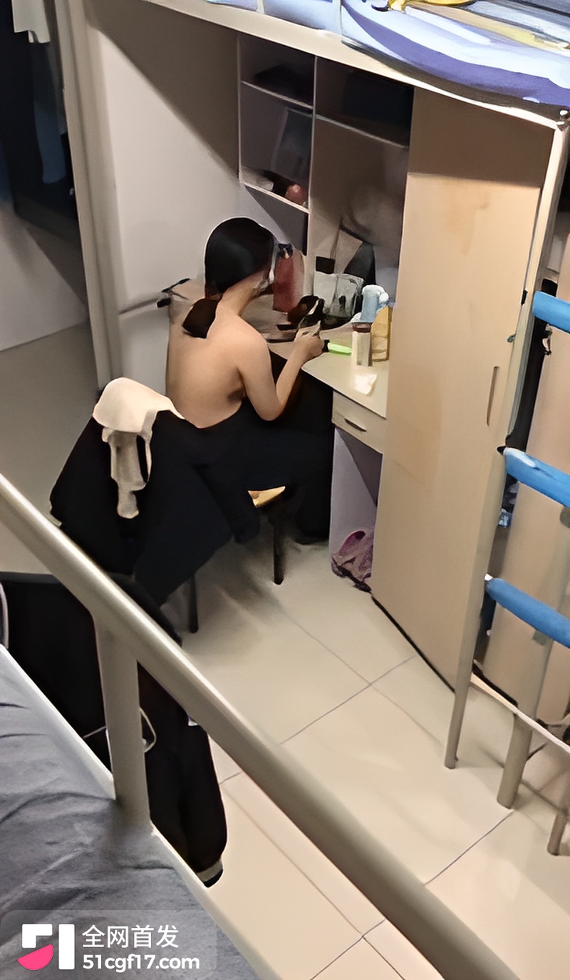 女生宿舍偷拍学生妹全裸时刻 美乳翘臀散发青春气息 一颦一笑间令人沉迷不已