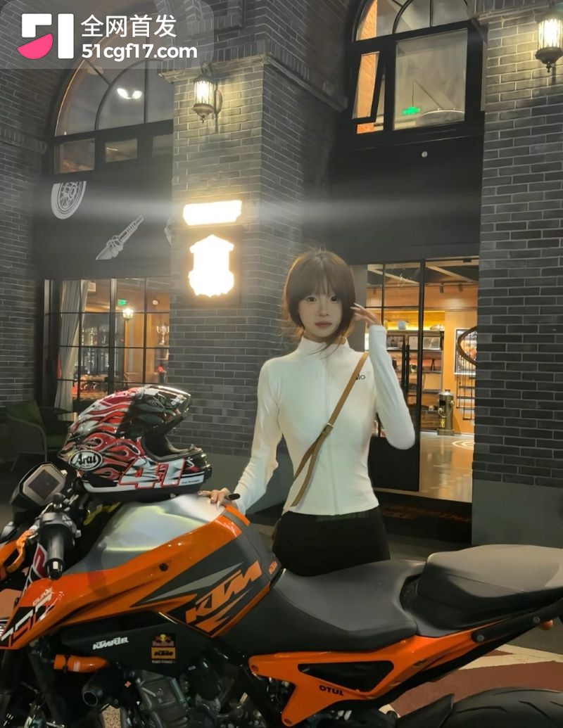 重庆女骑笨笨 陈思颖 再上热搜 摩博会借排气管剐蹭逃逸 私密视频被齐爆