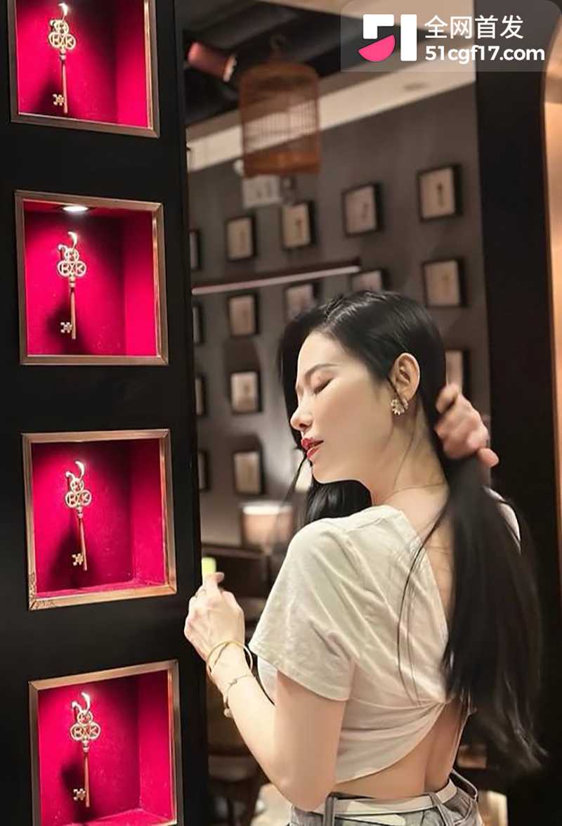 绝美女演员 李凯诗 被金主训成母狗 无套后入炮机轰穴 双洞齐开极度淫贱