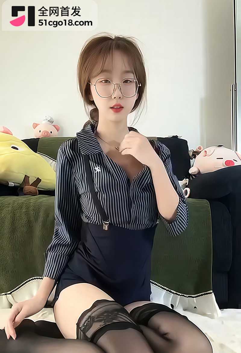 富二代定制 素人眼镜娘 情趣装自慰福利 露脸穿各种淫装丝袜自慰 反差模样超诱人